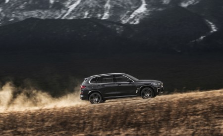 2022 BMW X5 xDrive40Li Side Wallpapers 450x275 (4)