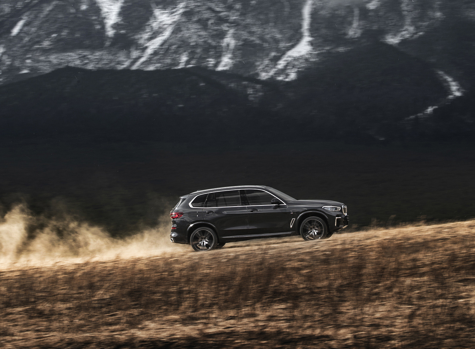 2022 BMW X5 xDrive 40Li Side Wallpapers (4)