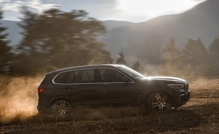 2022 BMW X5 xDrive40Li Side Wallpapers 450x275 (5)