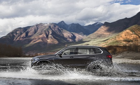 2022 BMW X5 xDrive40Li Side Wallpapers 450x275 (2)