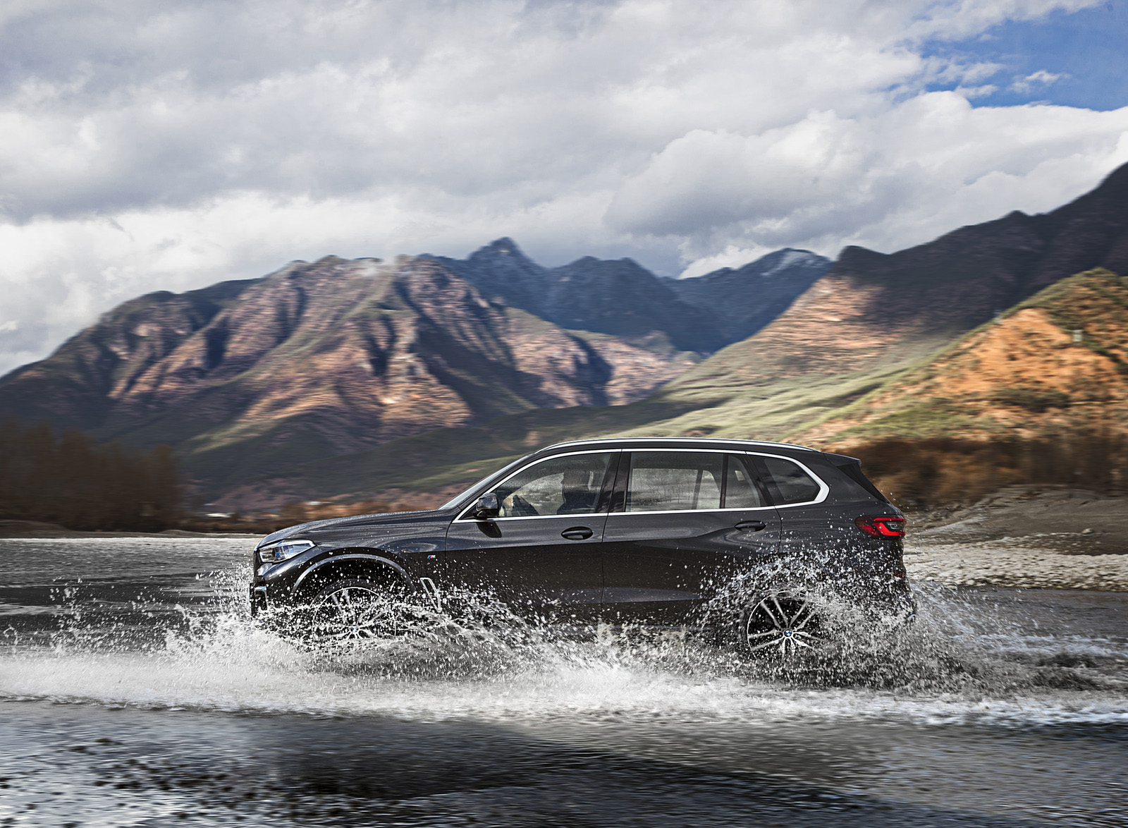 2022 BMW X5 xDrive 40Li Side Wallpapers (2)