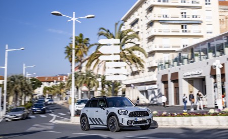 2022 MINI Cooper S Countryman ALL4 Untamed Edition Front Three-Quarter Wallpapers 450x275 (48)