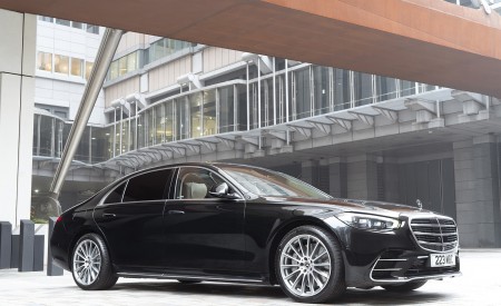 2022 Mercedes-Benz S 580 e L Plug-In Hybrid (UK-Spec) Front Three-Quarter Wallpapers 450x275 (24)