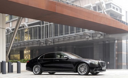 2022 Mercedes-Benz S 580 e L Plug-In Hybrid (UK-Spec) Front Three-Quarter Wallpapers 450x275 (19)