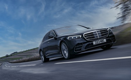 2022 Mercedes-Benz S 580 e L Plug-In Hybrid (UK-Spec) Front Three-Quarter Wallpapers 450x275 (7)
