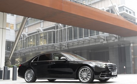 2022 Mercedes-Benz S 580 e L Plug-In Hybrid (UK-Spec) Front Three-Quarter Wallpapers 450x275 (25)
