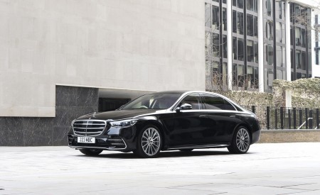 2022 Mercedes-Benz S 580 e L Plug-In Hybrid (UK-Spec) Front Three-Quarter Wallpapers 450x275 (20)