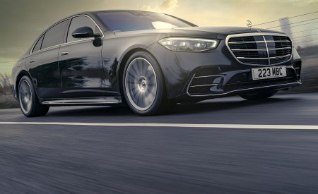 2022 Mercedes-Benz S 580 e L Plug-In Hybrid (UK-Spec) Front Three-Quarter Wallpapers 450x275 (6)