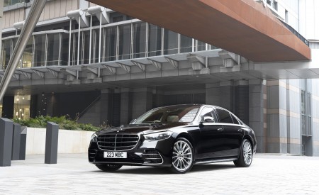 2022 Mercedes-Benz S 580 e L Plug-In Hybrid (UK-Spec) Front Three-Quarter Wallpapers 450x275 (21)