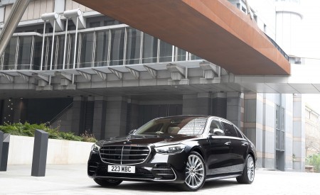 2022 Mercedes-Benz S 580 e L Plug-In Hybrid (UK-Spec) Front Three-Quarter Wallpapers 450x275 (22)