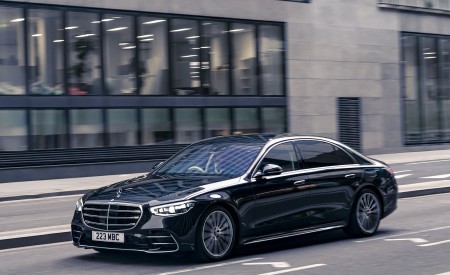 2022 Mercedes-Benz S 580 e L Plug-In Hybrid (UK-Spec) Front Three-Quarter Wallpapers 450x275 (12)