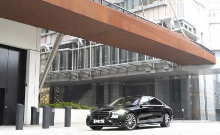 2022 Mercedes-Benz S 580 e L Plug-In Hybrid (UK-Spec) Front Three-Quarter Wallpapers 450x275 (23)