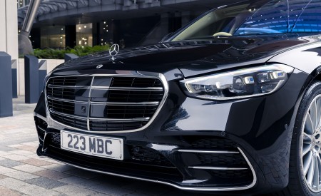 2022 Mercedes-Benz S 580 e L Plug-In Hybrid (UK-Spec) Front Wallpapers 450x275 (32)