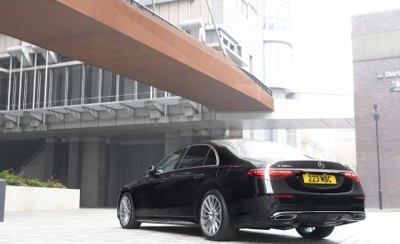 2022 Mercedes-Benz S 580 e L Plug-In Hybrid (UK-Spec) Rear Three-Quarter Wallpapers 450x275 (26)