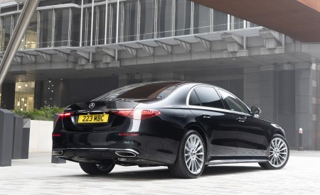2022 Mercedes-Benz S 580 e L Plug-In Hybrid (UK-Spec) Rear Three-Quarter Wallpapers 450x275 (27)
