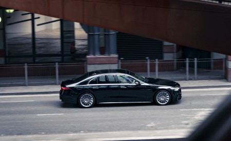 2022 Mercedes-Benz S 580 e L Plug-In Hybrid (UK-Spec) Side Wallpapers 450x275 (16)