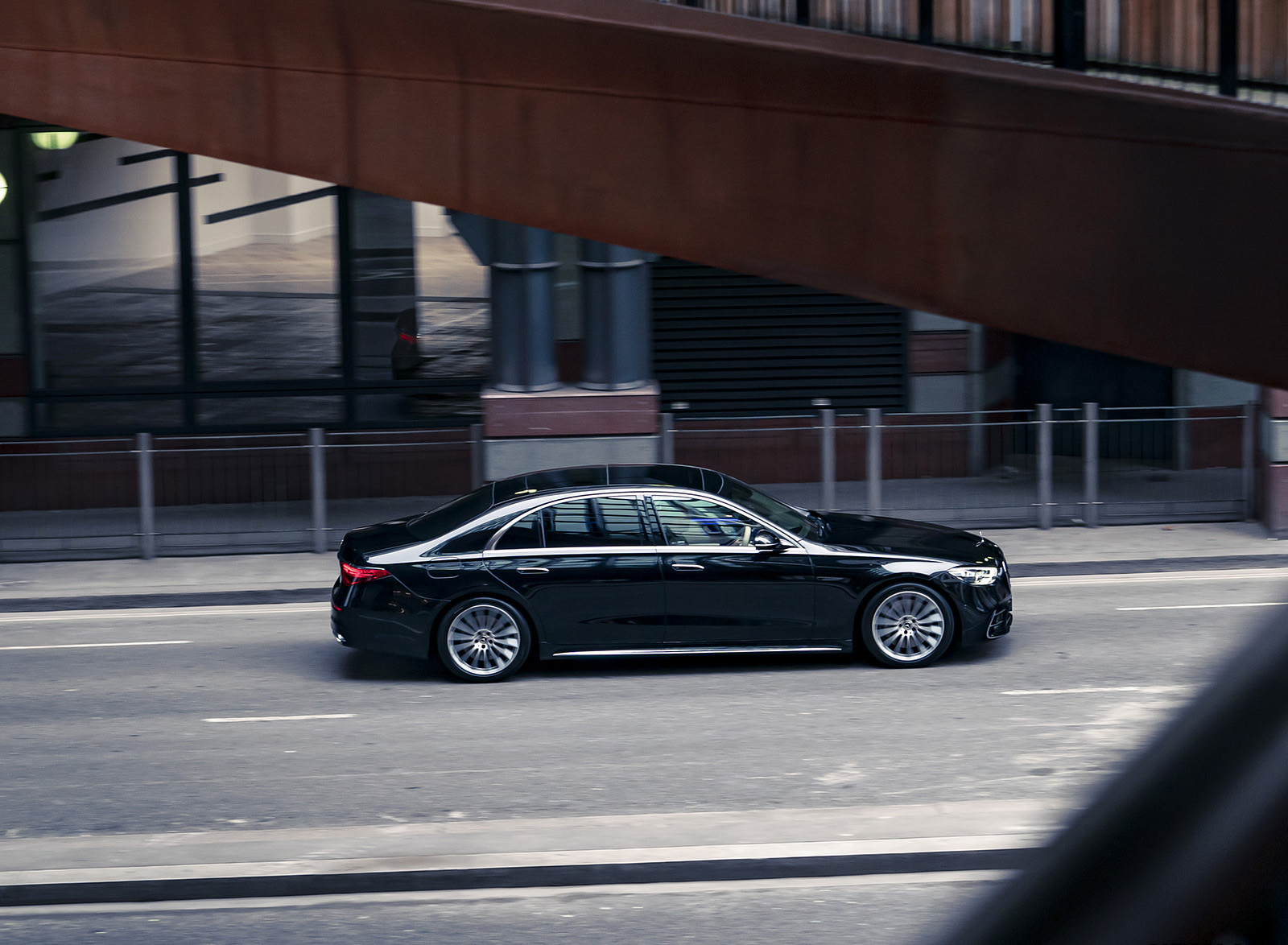 2022 Mercedes-Benz S 580 e L Plug-In Hybrid (UK-Spec) Side Wallpapers #16 of 63