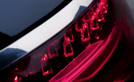 2022 Mercedes-Benz S 580 e L Plug-In Hybrid (UK-Spec) Tail Light Wallpapers 450x275 (36)
