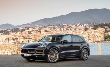 2022 Porsche Cayenne Platinum Edition (Color: Jet Black Metallic) Front Three-Quarter Wallpapers 450x275 (11)