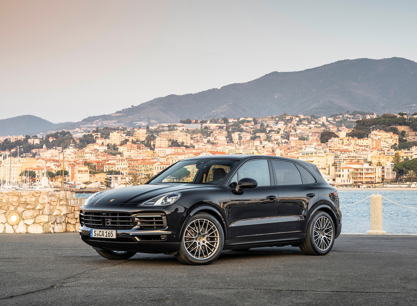 2022 Porsche Cayenne Platinum Edition (Color: Jet Black Metallic) Front Three-Quarter Wallpapers (11)