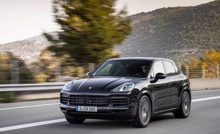 2022 Porsche Cayenne Platinum Edition (Color: Jet Black Metallic) Front Three-Quarter Wallpapers 450x275 (2)