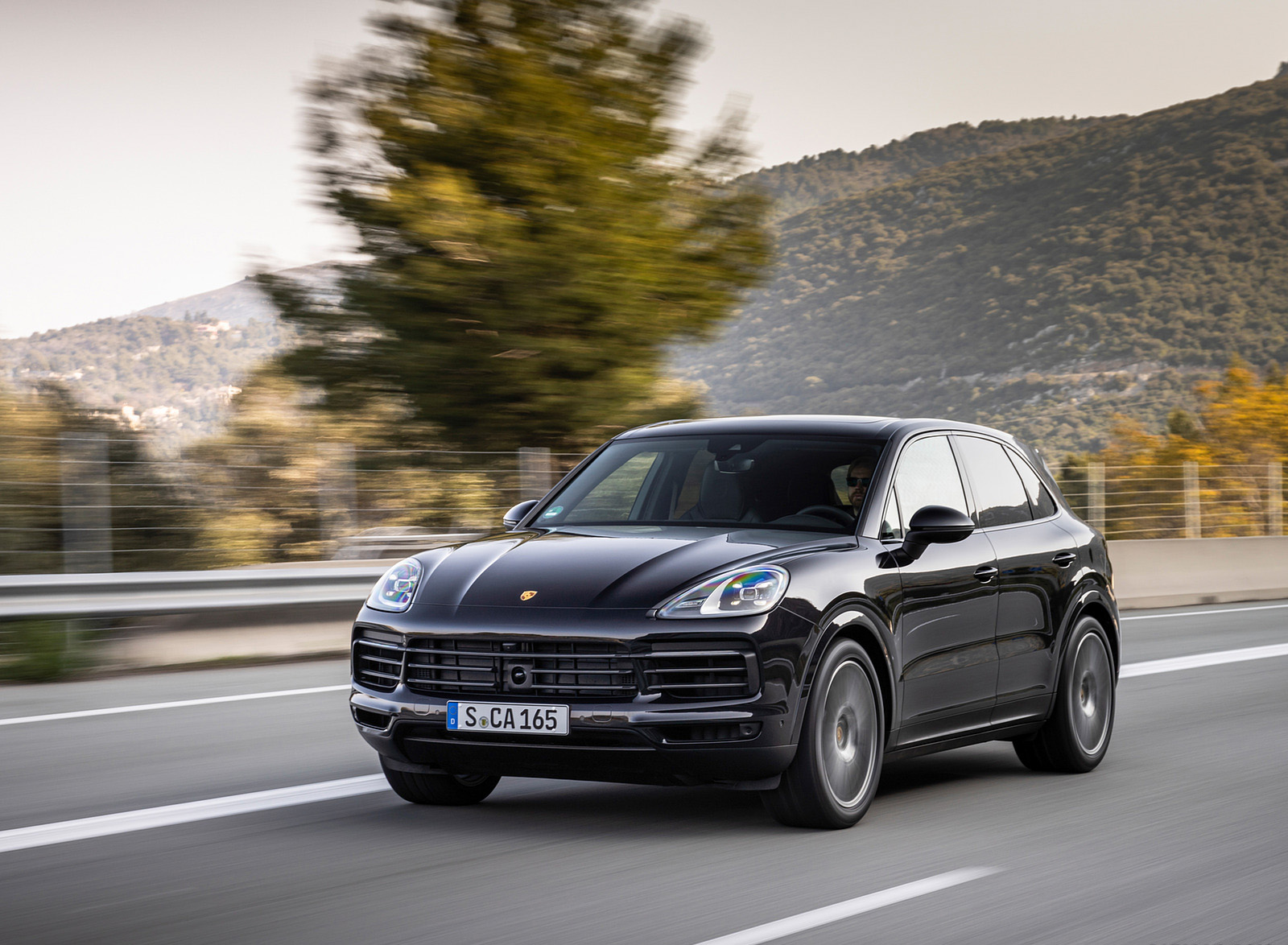 2022 Porsche Cayenne Platinum Edition (Color: Jet Black Metallic) Front Three-Quarter Wallpapers (3)