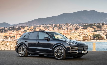 2022 Porsche Cayenne Platinum Edition (Color: Jet Black Metallic) Front Three-Quarter Wallpapers 450x275 (12)