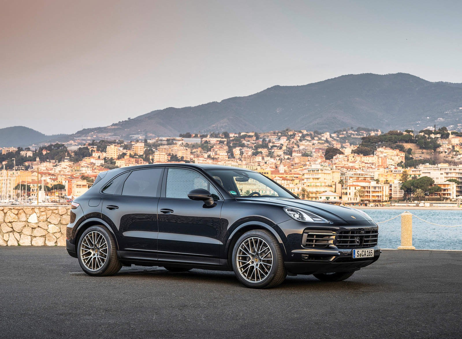 2022 Porsche Cayenne Platinum Edition (Color: Jet Black Metallic) Front Three-Quarter Wallpapers (12)
