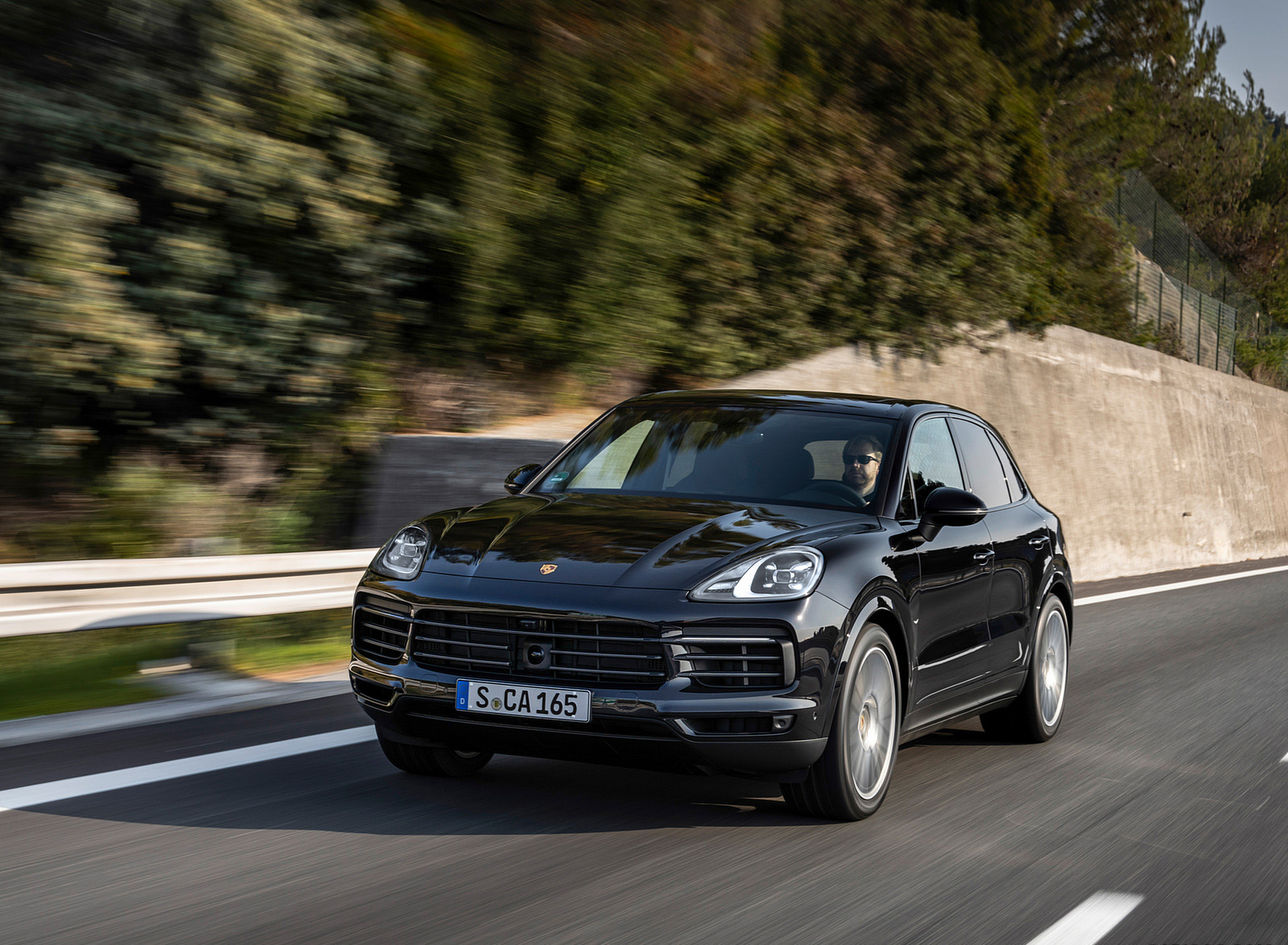 2022 Porsche Cayenne Platinum Edition (Color: Jet Black Metallic) Front Wallpapers (7)
