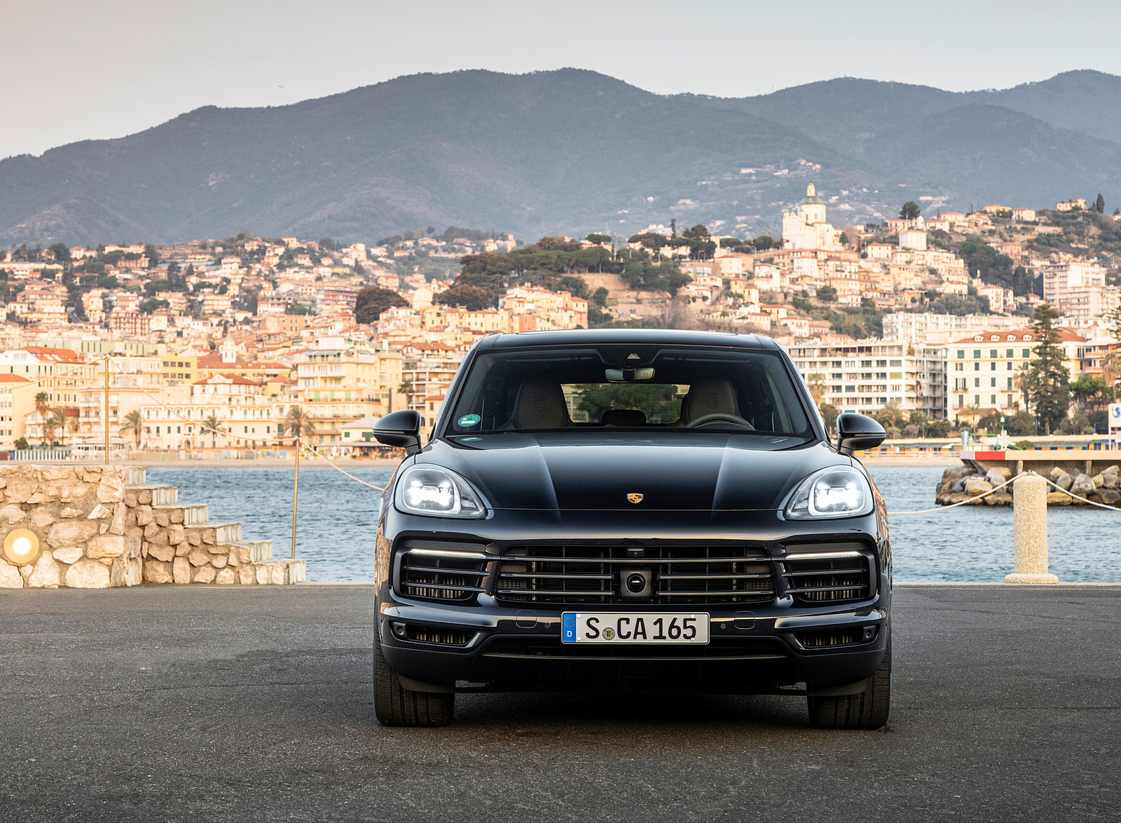 2022 Porsche Cayenne Platinum Edition (Color: Jet Black Metallic) Front Wallpapers (13)
