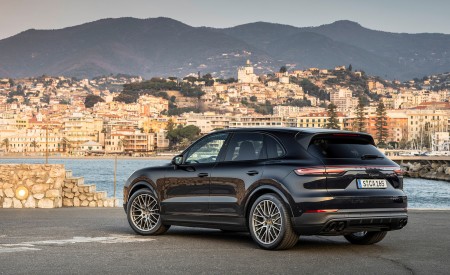 2022 Porsche Cayenne Platinum Edition (Color: Jet Black Metallic) Rear Three-Quarter Wallpapers 450x275 (14)