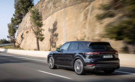 2022 Porsche Cayenne Platinum Edition (Color: Jet Black Metallic) Rear Three-Quarter Wallpapers 450x275 (9)