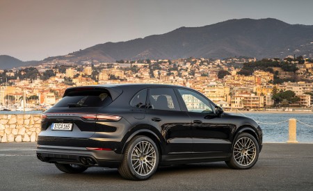 2022 Porsche Cayenne Platinum Edition (Color: Jet Black Metallic) Rear Three-Quarter Wallpapers 450x275 (15)