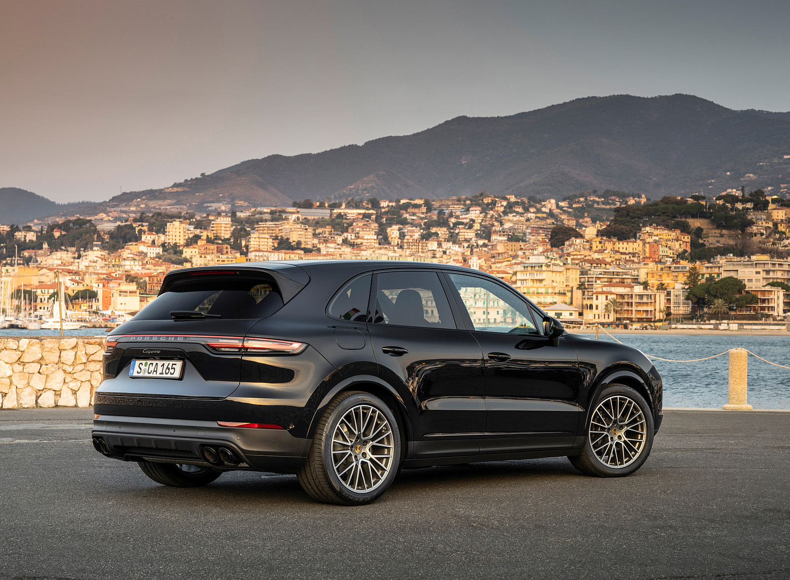 2022 Porsche Cayenne Platinum Edition (Color: Jet Black Metallic) Rear Three-Quarter Wallpapers #15 of 30