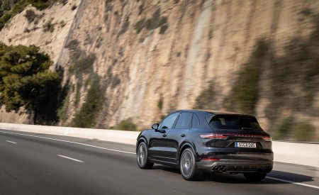 2022 Porsche Cayenne Platinum Edition (Color: Jet Black Metallic) Rear Three-Quarter Wallpapers 450x275 (10)