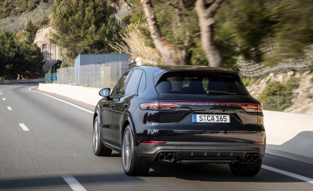 2022 Porsche Cayenne Platinum Edition (Color: Jet Black Metallic) Rear Wallpapers 450x275 (4)