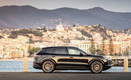 2022 Porsche Cayenne Platinum Edition (Color: Jet Black Metallic) Side Wallpapers 450x275 (17)