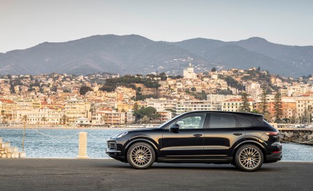 2022 Porsche Cayenne Platinum Edition (Color: Jet Black Metallic) Side Wallpapers 450x275 (18)
