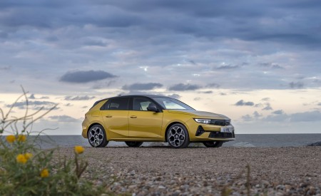 2022 Vauxhall Astra Ultimate Front Three-Quarter Wallpapers  450x275 (27)