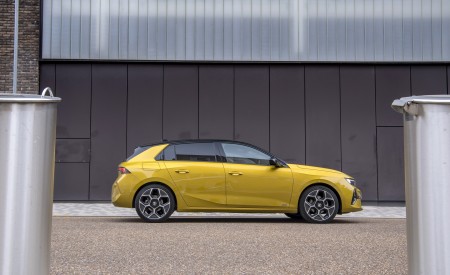 2022 Vauxhall Astra Ultimate Front Three-Quarter Wallpapers  450x275 (21)