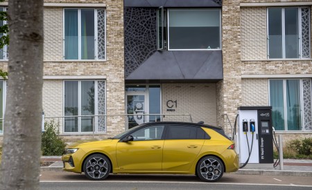 2022 Vauxhall Astra Ultimate Front Three-Quarter Wallpapers 450x275 (22)