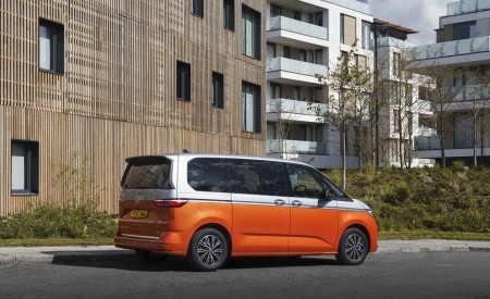 2022 Volkswagen Multivan UK version Rear Three-Quarter Wallpapers 450x275 (17)