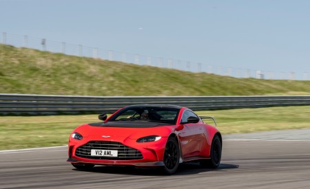 2023 Aston Martin V12 Vantage Front Three-Quarter Wallpapers 450x275 (14)