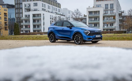 2023 Kia Sportage (Color: Blue Flame; Euro-Spec) Front Three-Quarter Wallpapers 450x275 (70)