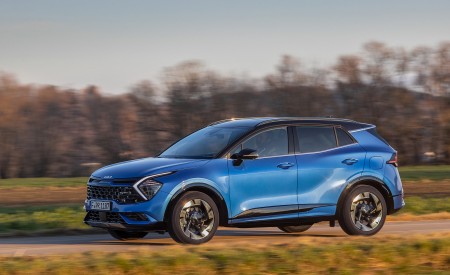 2023 Kia Sportage (Color: Blue Flame; Euro-Spec) Front Three-Quarter Wallpapers 450x275 (65)