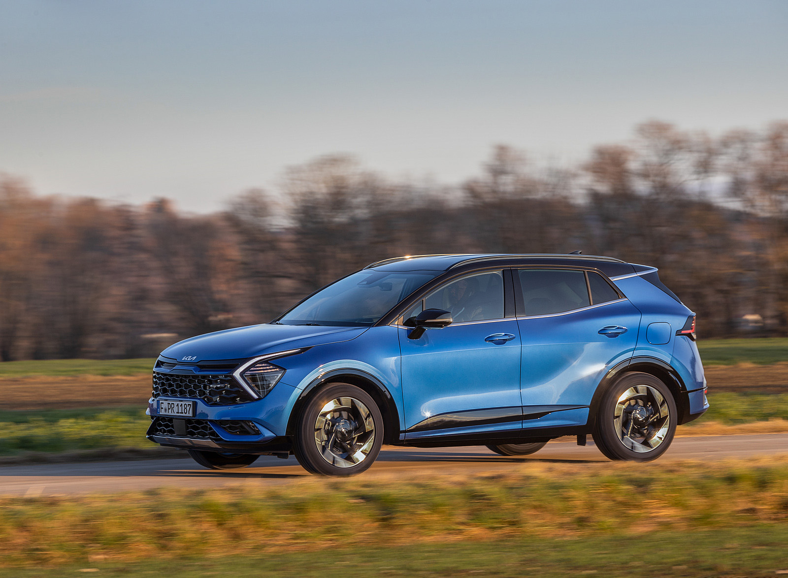 2023 Kia Sportage (Color: Blue Flame; Euro-Spec) Front Three-Quarter Wallpapers #65 of 106