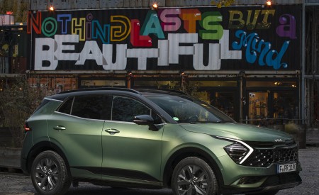 2023 Kia Sportage (Color: Experience Green; Euro-Spec) Front Three-Quarter Wallpapers 450x275 (56)