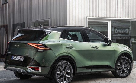 2023 Kia Sportage (Color: Experience Green; Euro-Spec) Rear Three-Quarter Wallpapers 450x275 (53)