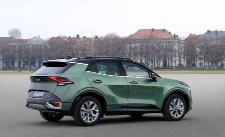2023 Kia Sportage (Color: Experience Green; Euro-Spec) Rear Three-Quarter Wallpapers 450x275 (46)