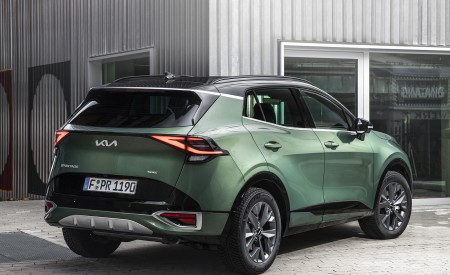2023 Kia Sportage (Color: Experience Green; Euro-Spec) Rear Three-Quarter Wallpapers 450x275 (54)